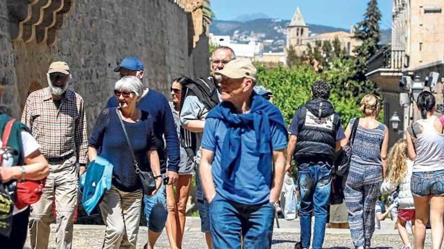 Turistas paseando por la zona de Dalt Murada, en Palma.