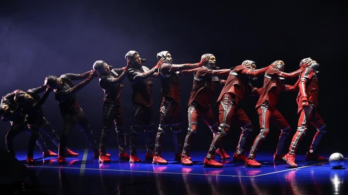 Un momento del espectáculo 'Messi10 by Cirque du Soleil' en el Parc del Fòrum