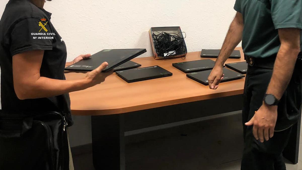 La Guardia recupera siete ordenadores portátiles sustraídos en un Centro de Educación Infantil de Fuerteventura.