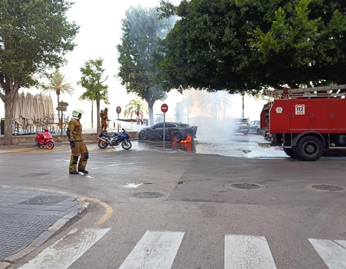 El coche estaba envuelto en llamas.