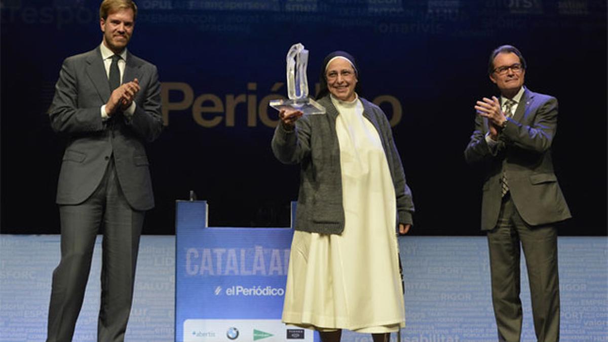 Lucía Caram levanta el galardón del Català de l'Any, flanqueada por el presidente del Grupo Zeta, Antonio Asensio, y el president de la Generalitat, Artur Mas.