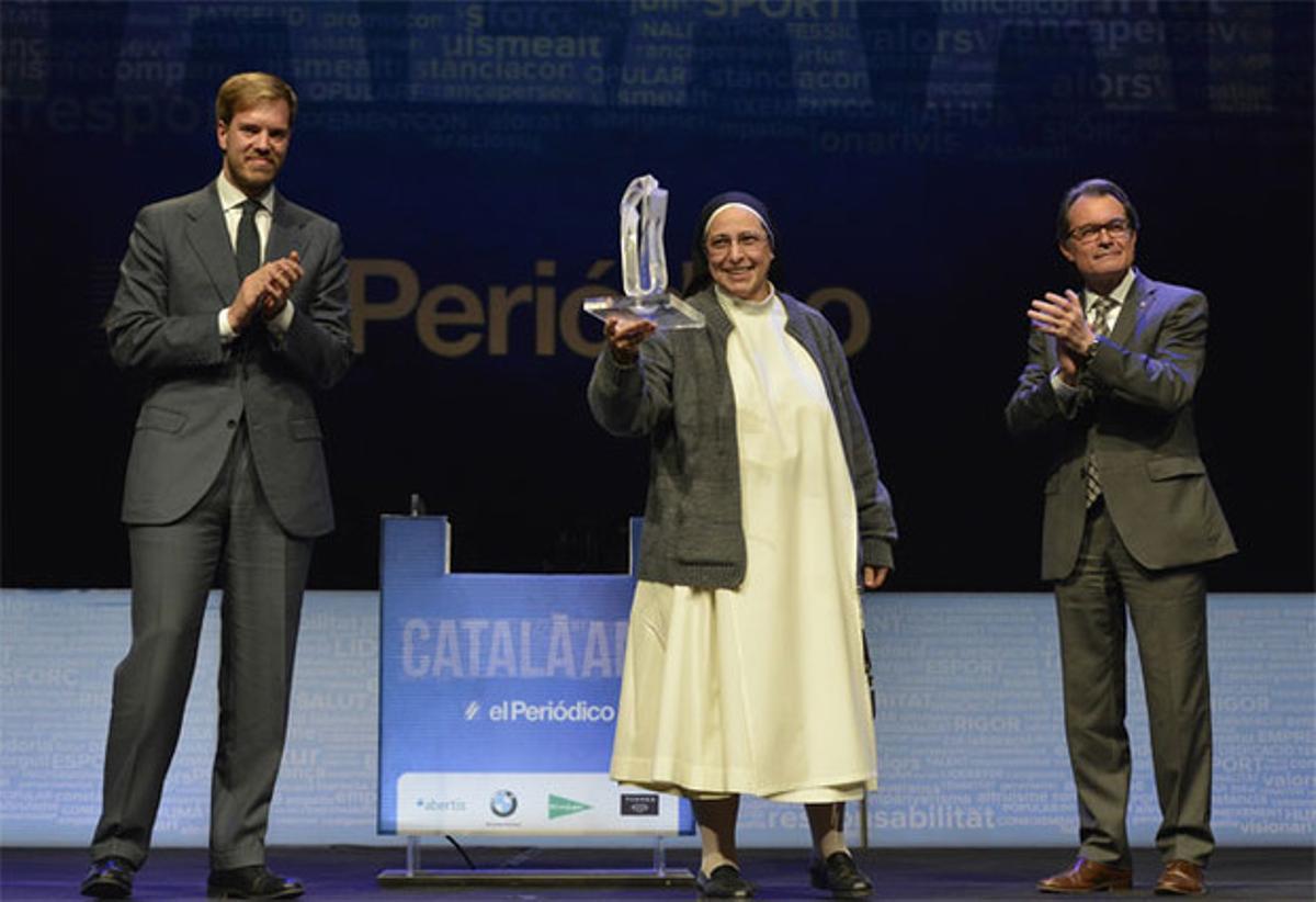 El Català de l’Any 2015 recogerá el testigo que deja Lucía Caram, premiada en la anterior edición 2014. En la foto, la religiosa aparece flanqueada por el presidente del Grupo Zeta, Antonio Asensio, y Artur Mas.