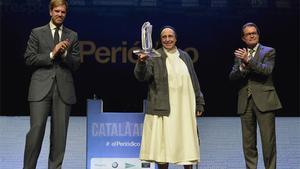 Lucía Caram recull el guardó del Català de l’Any, flanquejada pel president del Grup Zeta, Antonio Asensio, i el president de la Generalitat, Artur Mas.