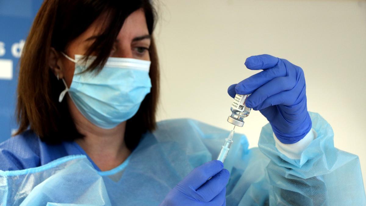 Una infermera extraient les dosis d'una ampolleta de la vacuna d'AstraZeneca contra la covid-19 durant una jornada de vacunació ROGER SEGURA