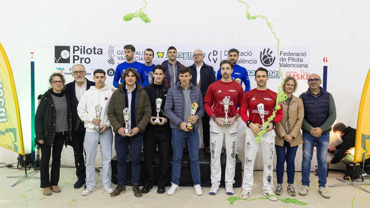 FOTO 1   Campions i subcampions de les dos finals del IX Trofeu masymas Supermercats.