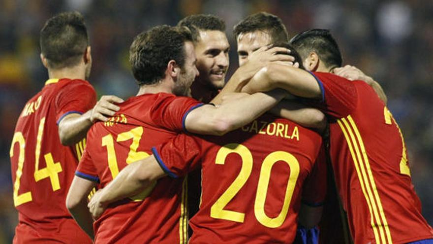 Los jugadores de la Roja celebran un gol.