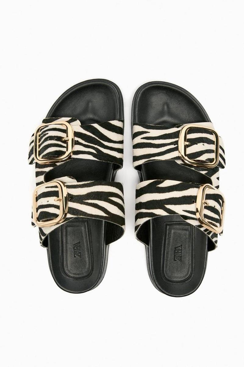 Sandalias hebillas estampado animal de Zara