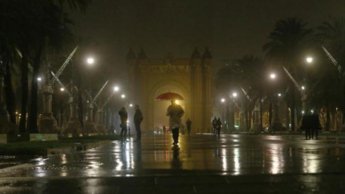 Alumbrado público en el paseo de Lluís Companys, junto al Arc de Triomf, el pasado lunes.