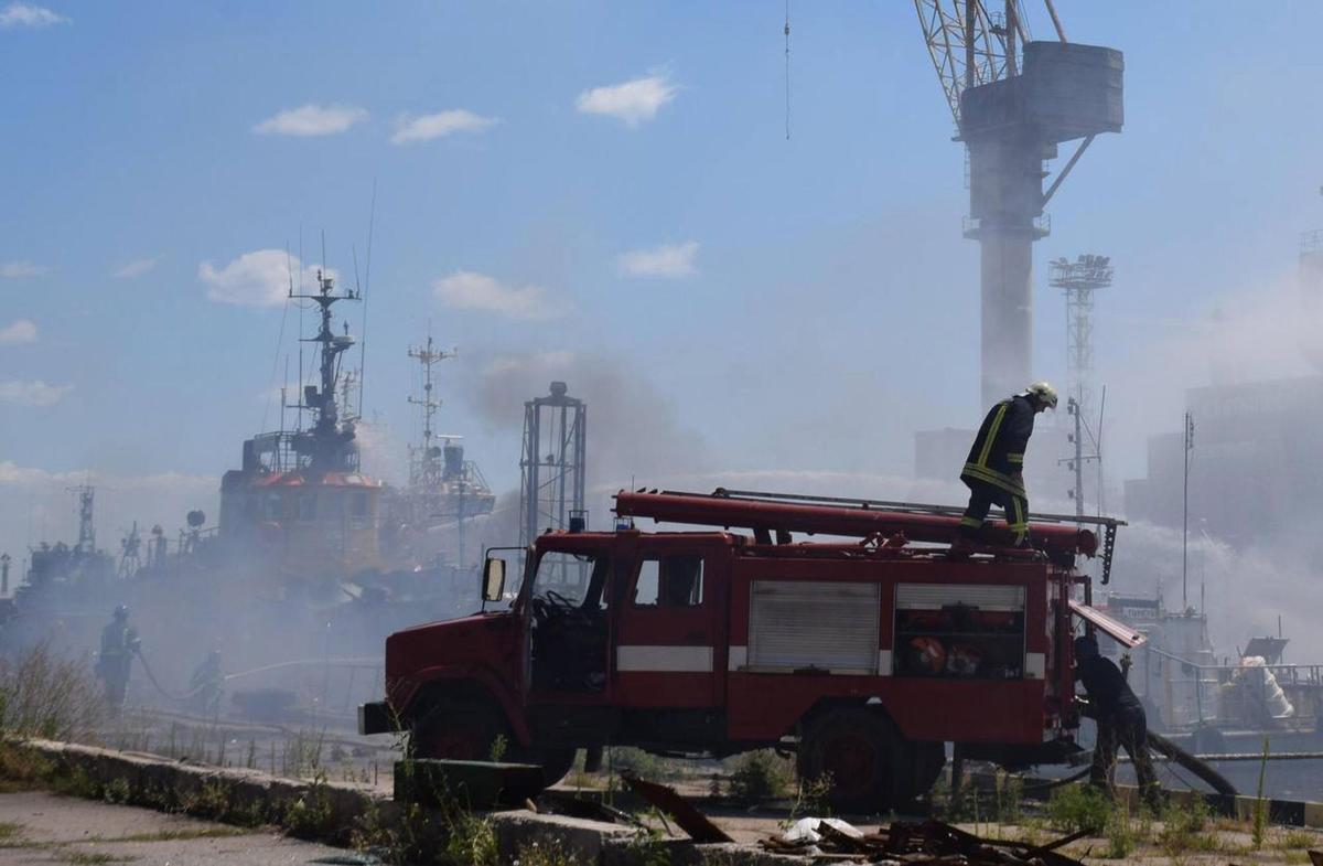 Imagen cedida por el Ayuntamiento de Odesa de un ataque a su puerto el 23 de julio.