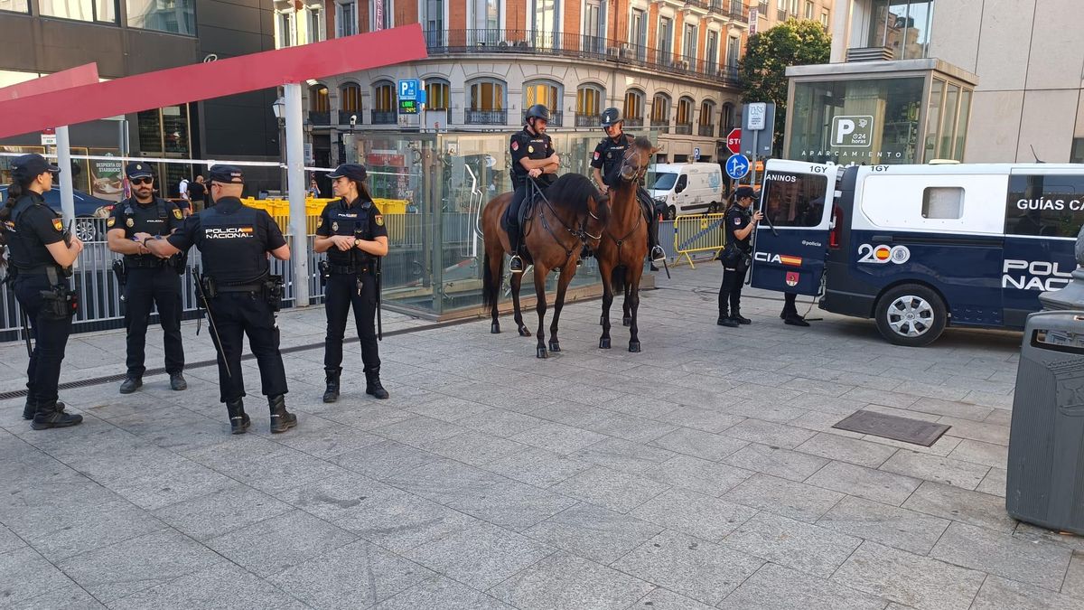 Efectivos de la Policía Nacional durnate la presentación del dispositivo en la plaza Pedro Zerolo.