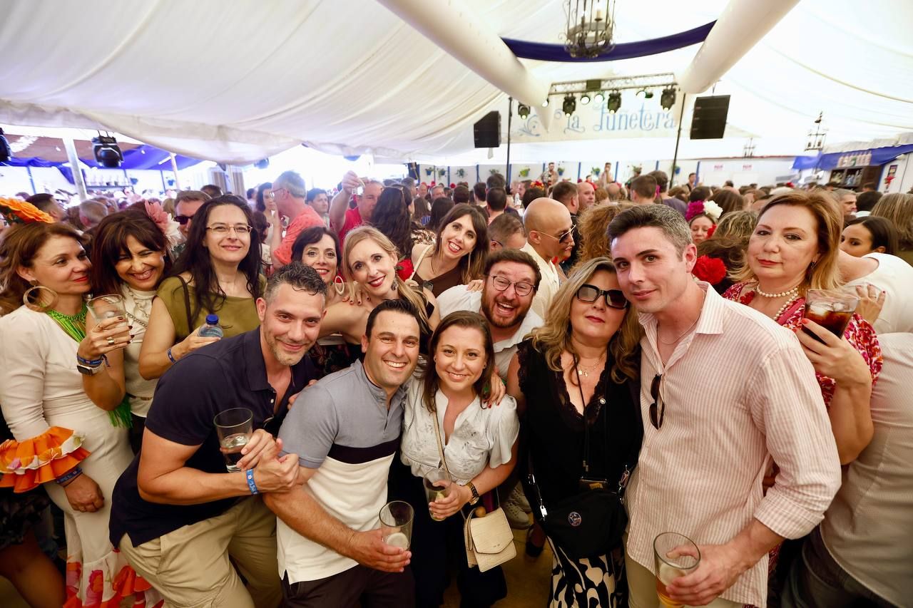 El tardeo se impone en las casetas de la Feria de Córdoba para disfrute de propios y extraños