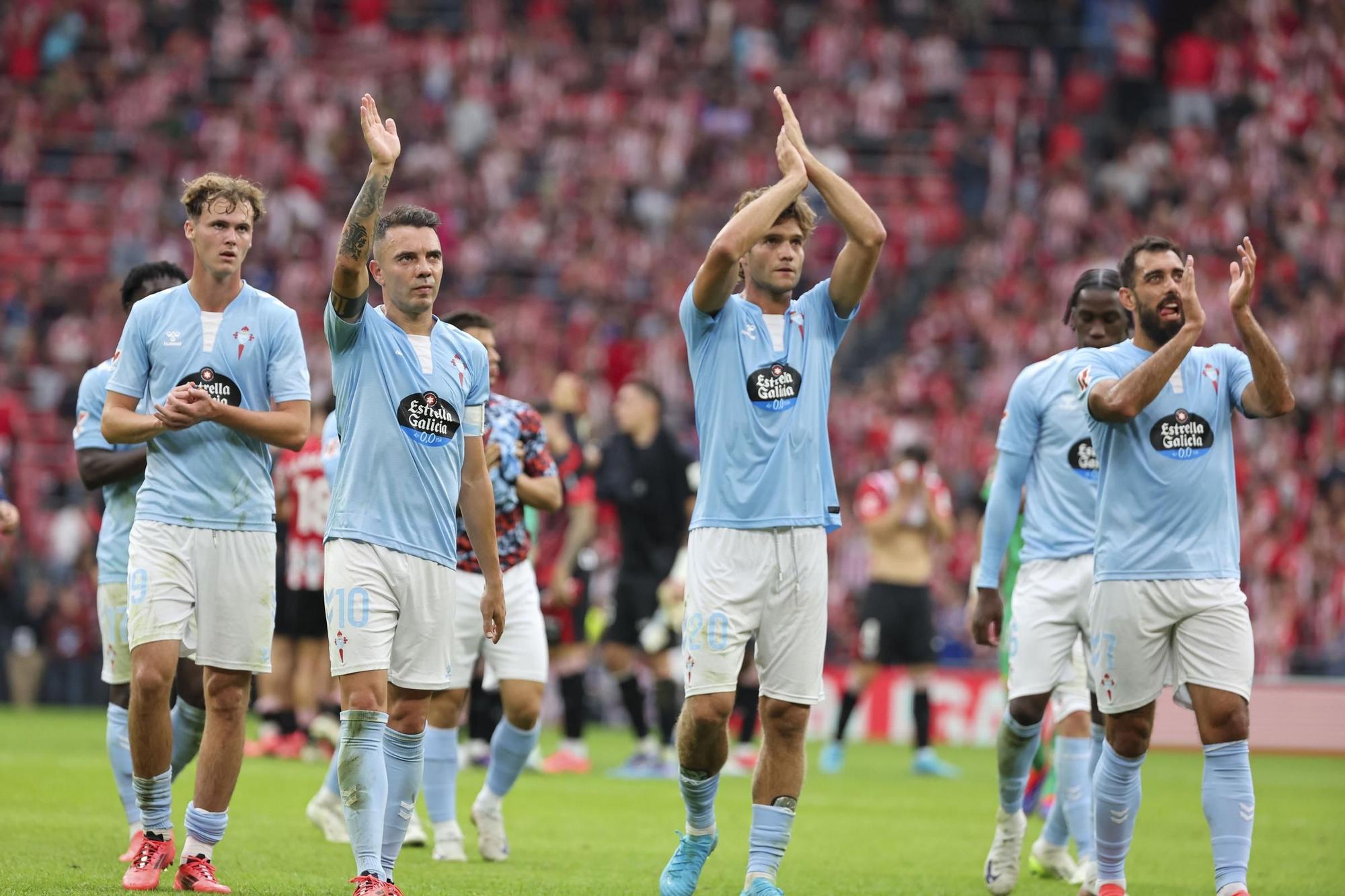 BILBAO, 22/09/2024.- Los jugadores del Celta de Vigo se despiden tras perder contra el Athletic Club, tras el partido de la jornada 6 de LaLiga en el estadio de San Mamés en Bilbao este domingo. EFE/ Luis Tejido