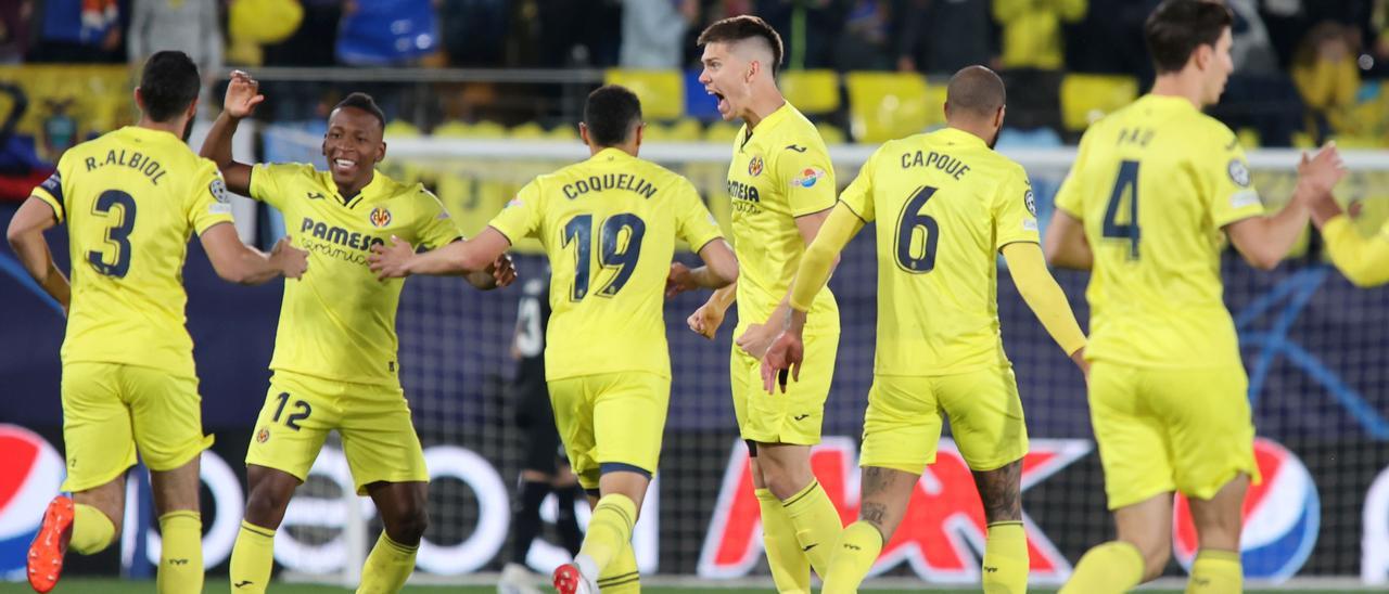 Los futbolistas del Villarreal celebran uno de los goles anotados el martes ante el Liverpool en La Cerámica.