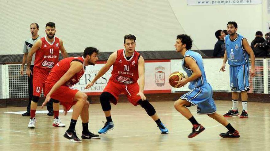 Una acción del partido entre el Villa de Mieres y el Chantada.