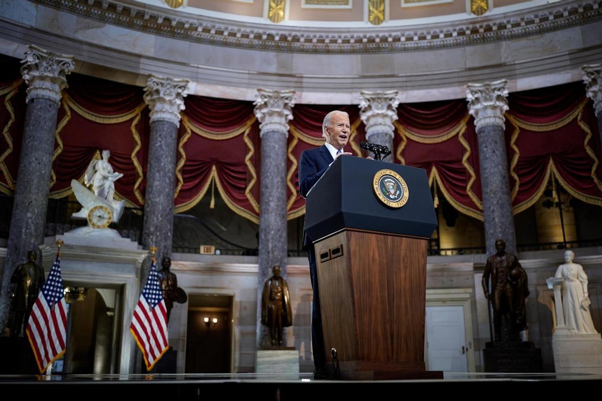 Joe Biden acusa a Donald Trump del asalto al Capitolio en su primer aniversario