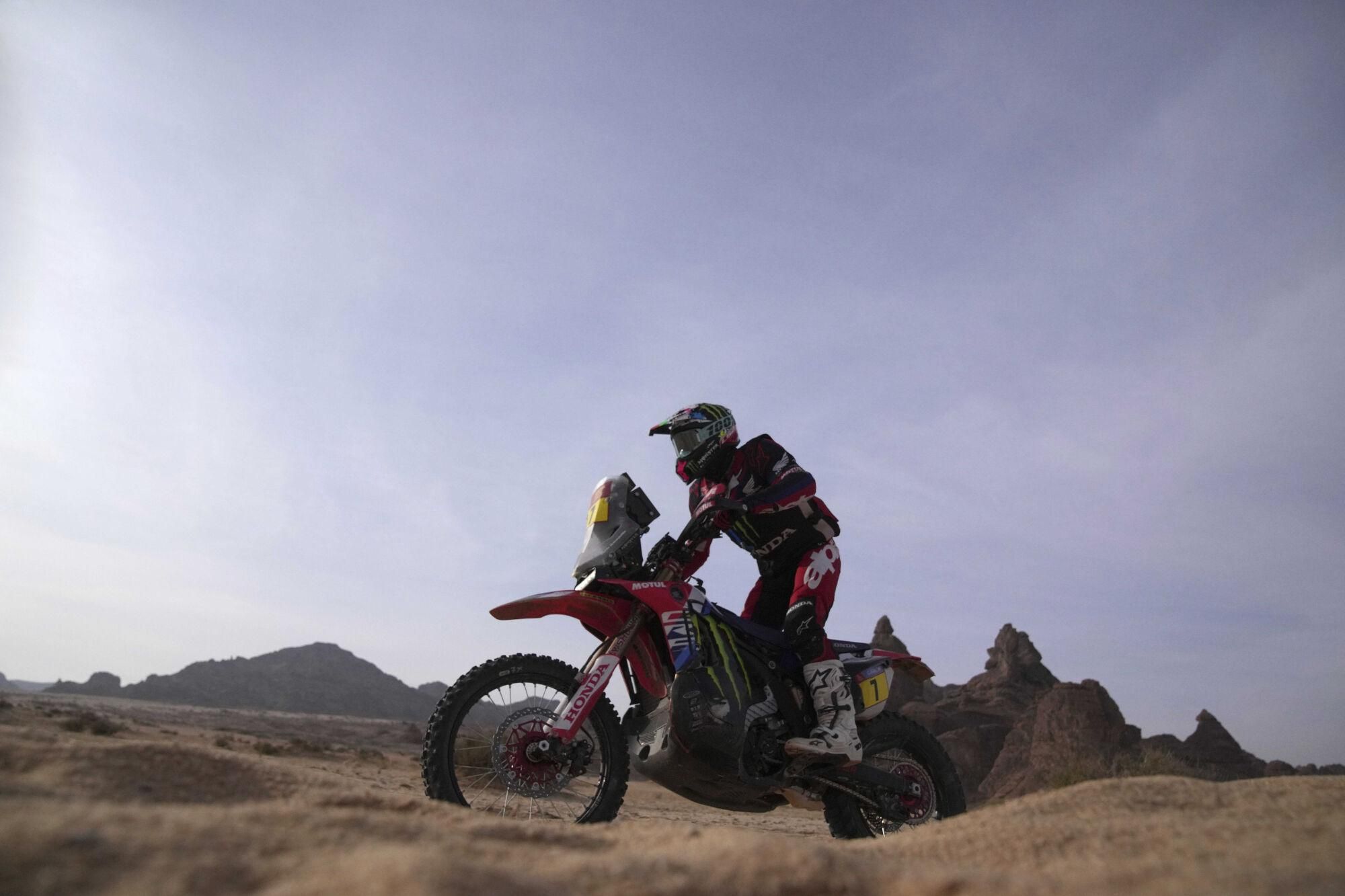 Rider Pablo Quintanilla of Chile competes during the fifth stage of the Dakar Rally between Alula and Hail, Saudi Arabia, Thursday, Jan. 9, 2025. (AP Photo/Christophe Ena). EDITORIAL USE ONLY / ONLY ITALY AND SPAIN