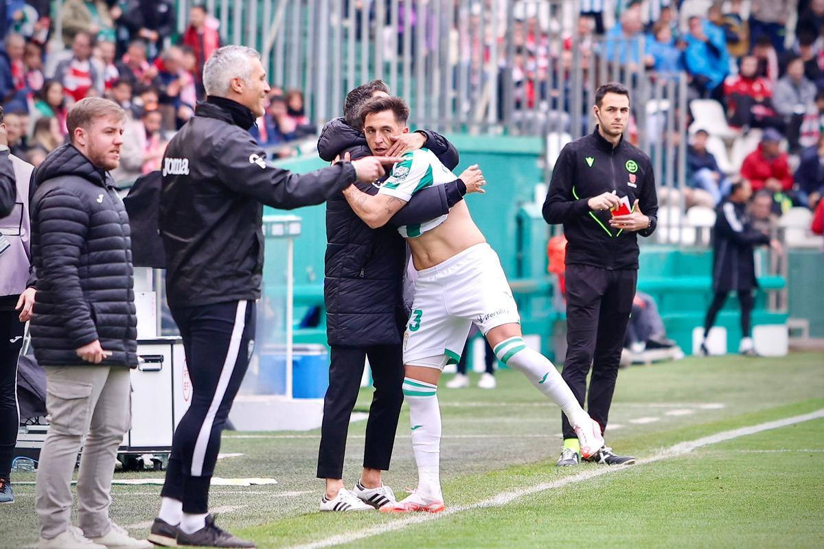 Iván Ania abraza a Carracedo tras el gol del catalán ante el Granada.