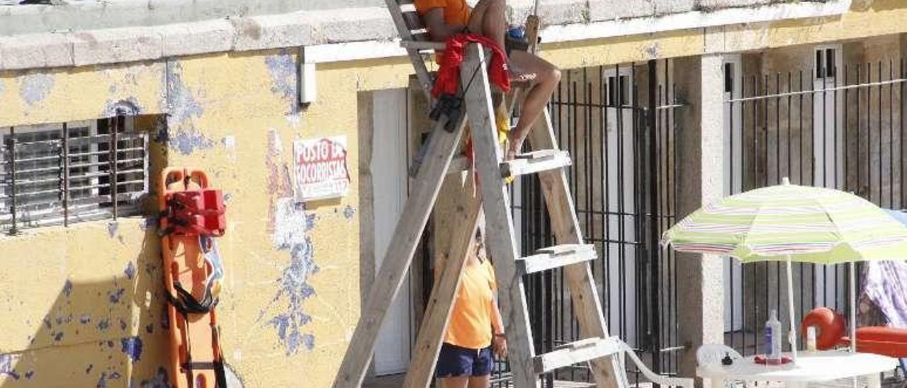 Un socorrista en una playa del municipio. // Santos Álvarez