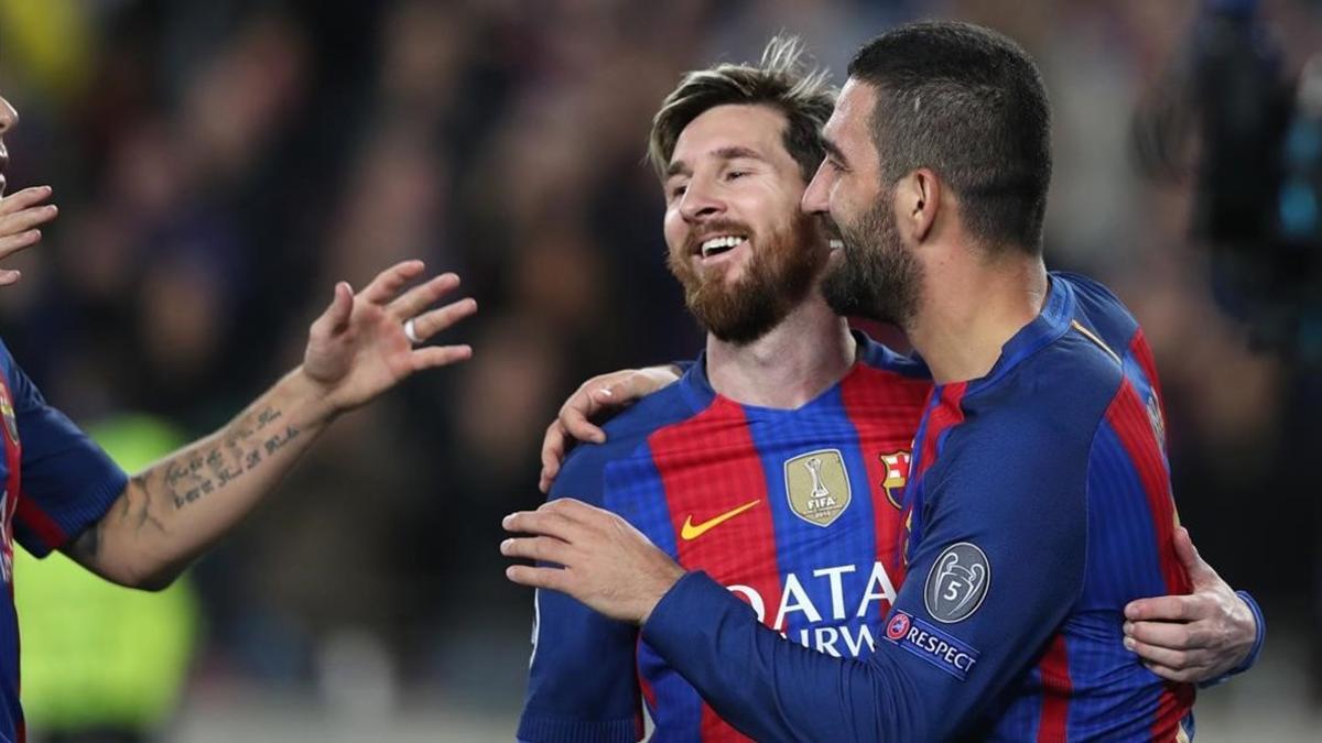 Arda Turan recibe la felicitación de Messi tras su tercer gol.