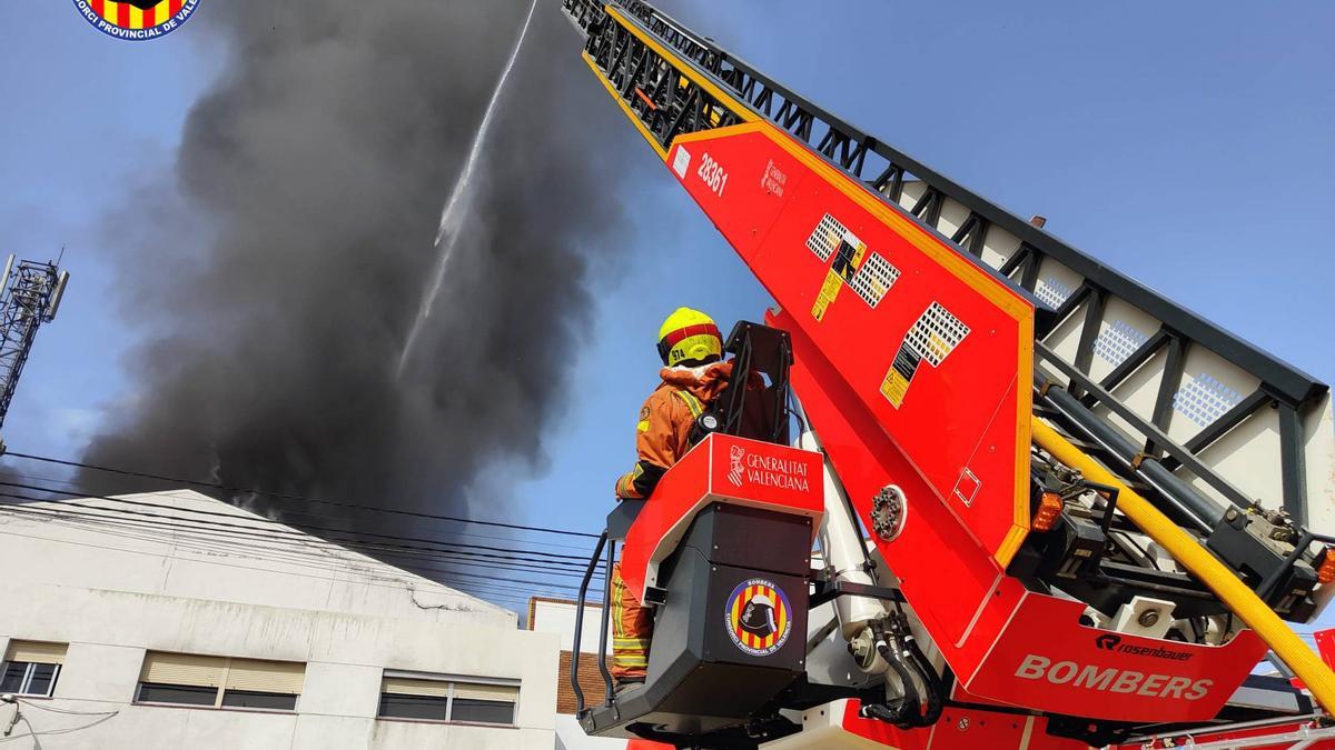 Bomberos actuando en el incendio de Fuente del Jarro de Paterna.