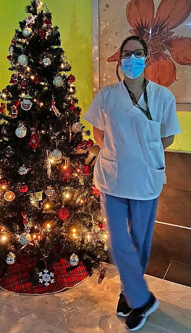 Laura Rocha Vega, junto al árbol de Navidad en el centro geriátrico Luanco.  