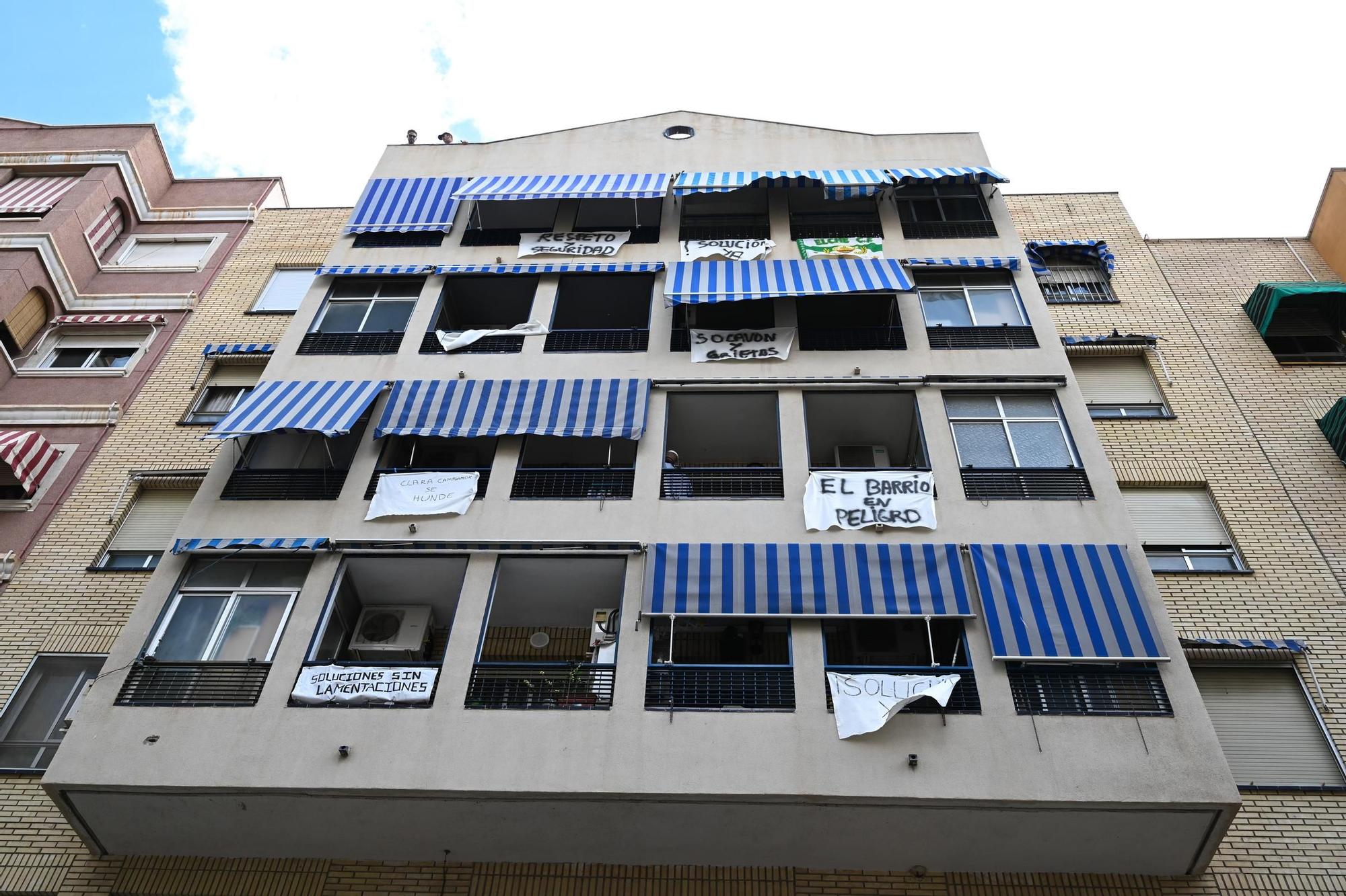 Vecinos se manifiestan pidiendo soluciones tras los hundimientos en la calle Clara Campoamor en Elche