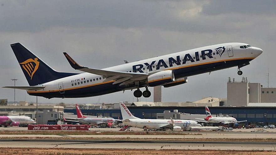 Un avión de Ryanair despega en el aeropuerto de Son Sant Joan.
