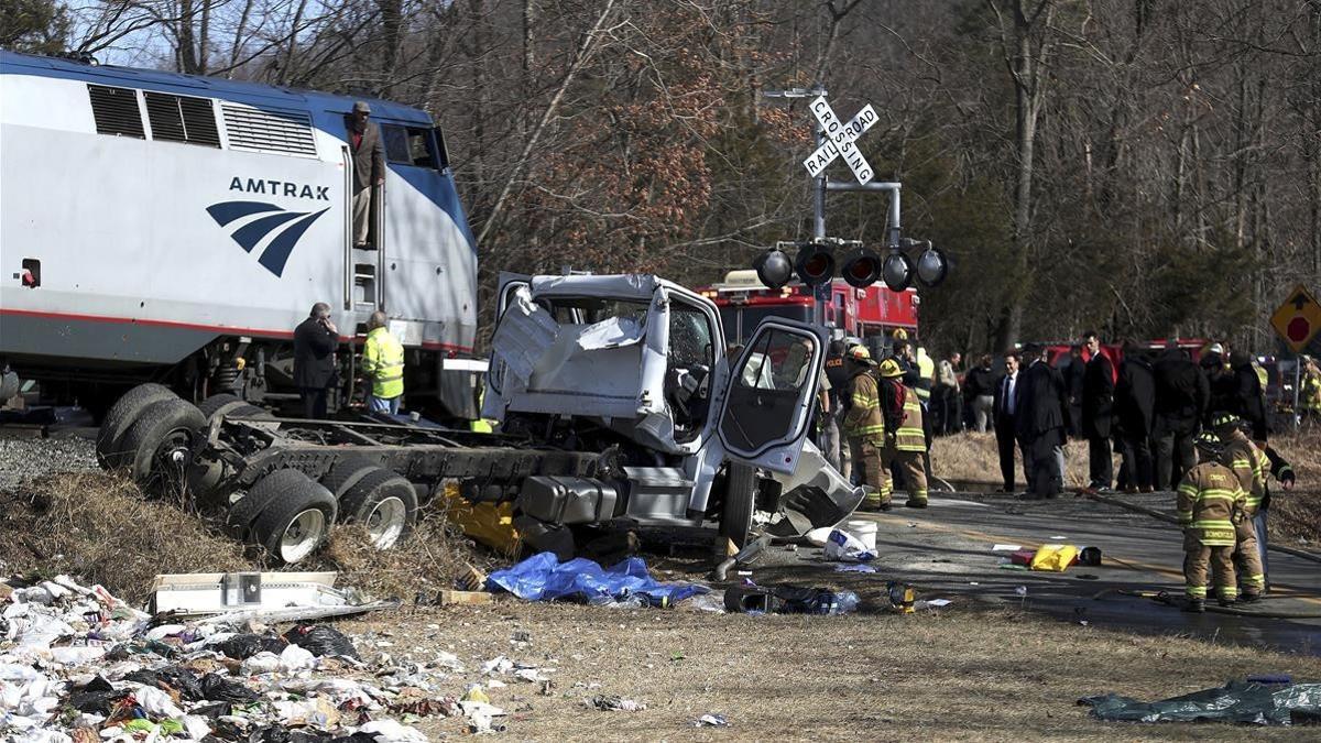 Personal de emergencias trabaja en la escena del accidente, en Crozet (Virginia Occidental, EEUU), el 31 de enero.