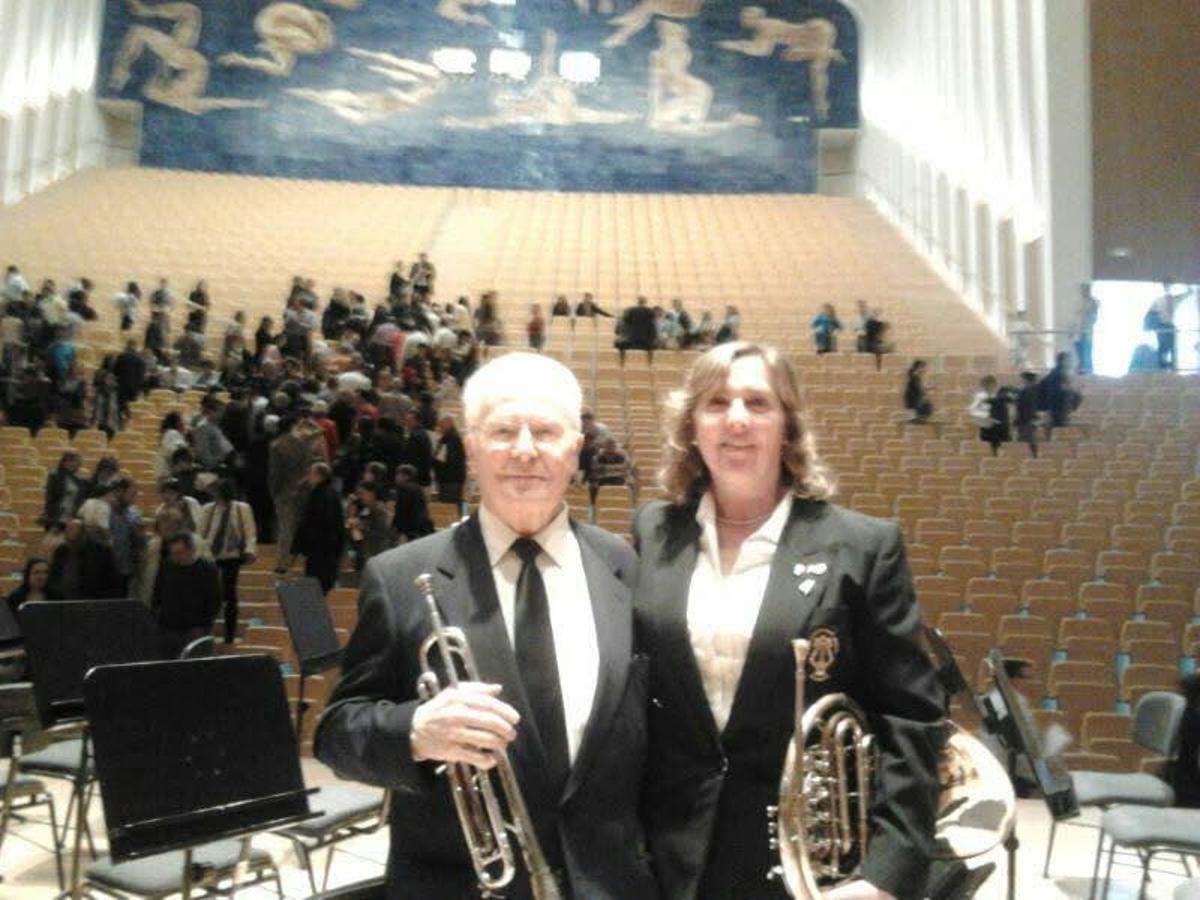 Miguel García junto a su hija Laura García, en un concierto.