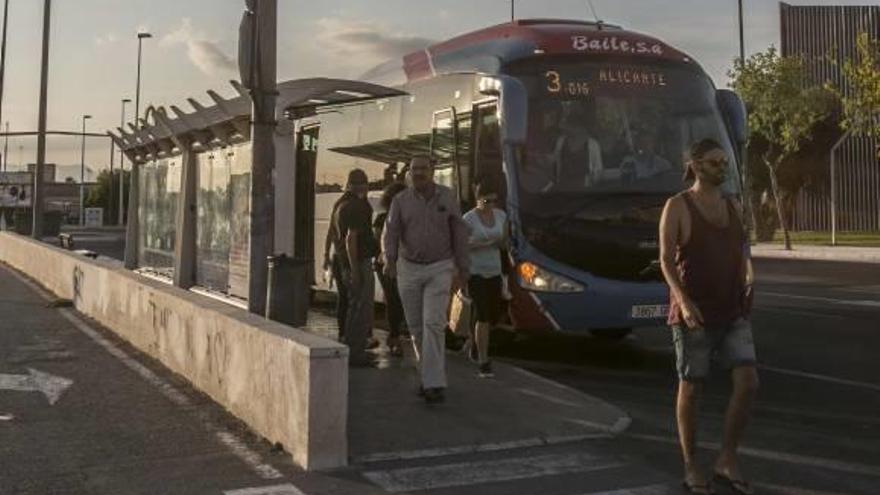 Las empresas de autobuses rechazan la nueva estación y paran en la antigua