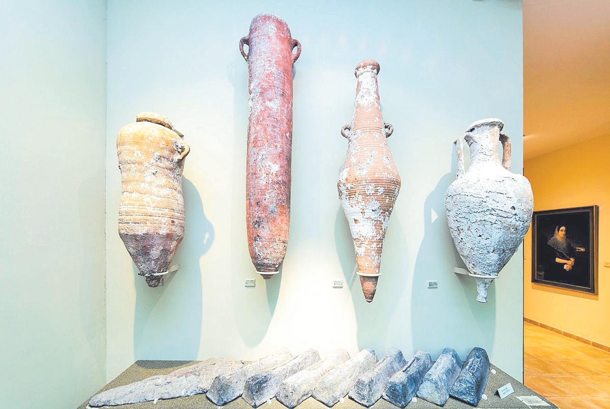 Diverses peces arqueològiques que es custodien al Museu del Santuari de Lluc, de procedència eivissenca i que foren estudiades per Font i Tarradell.