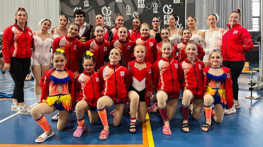 Ballarines, ballarí i entrenadores de l'equip de competició del Fit Kid Navàs, al Campionat d'Espanya a Blanes