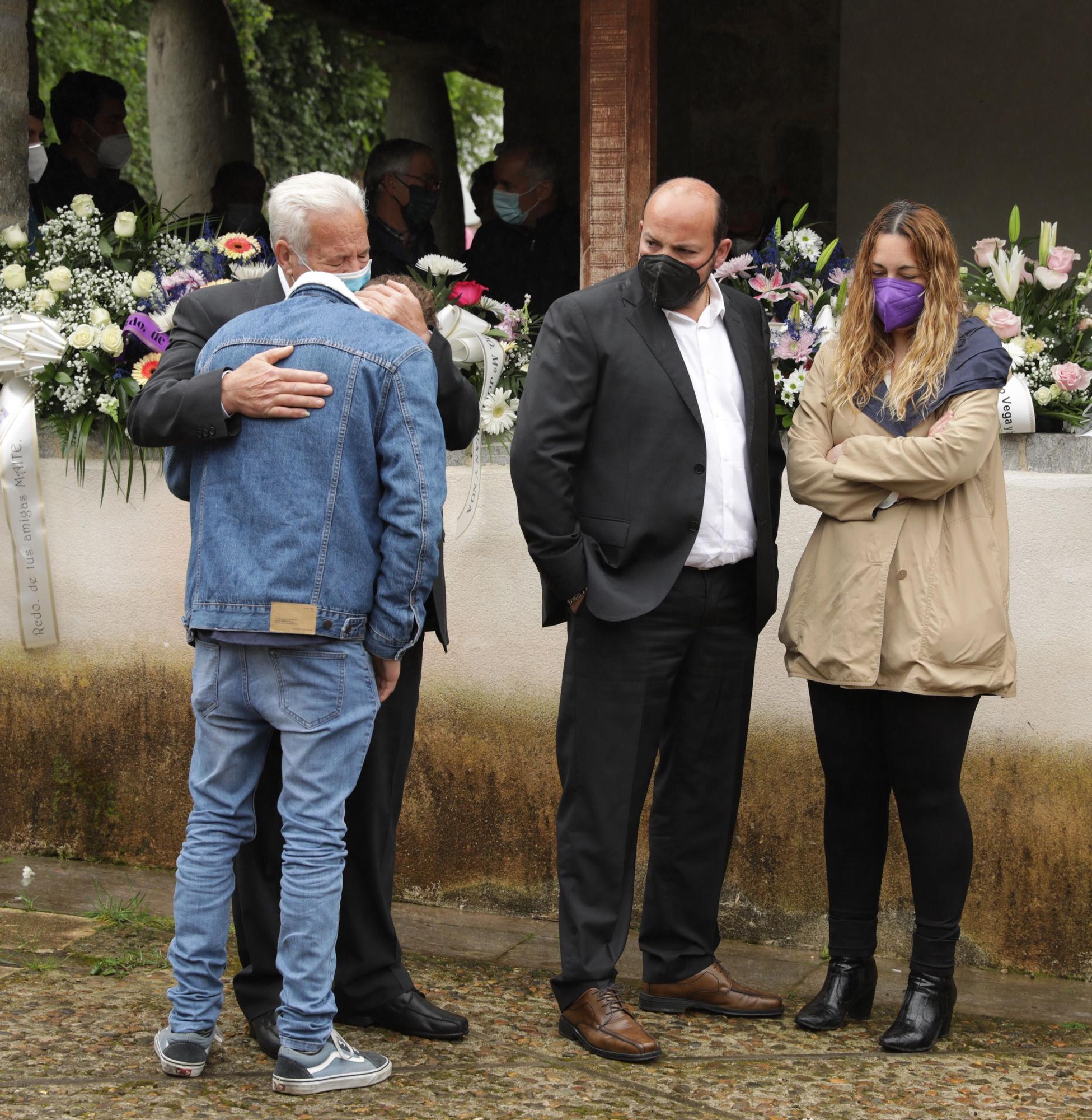 Emotivo funeral por Teresa Aladro, asesinada en Laviana por su exmarido