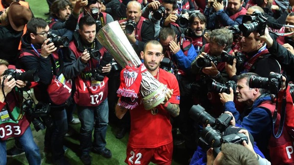 Aleix Vidal posa con el trofeo de la Europa League conquistada con el Sevilla en Varsovia.