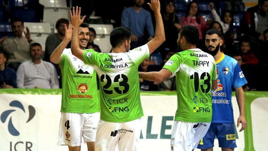 Los jugadores del Palma Futsal celebran el primer gol al Peñíscola.