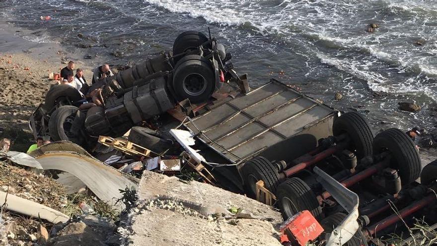 Muere un hombre tras caer su camión a la playa en Mijas