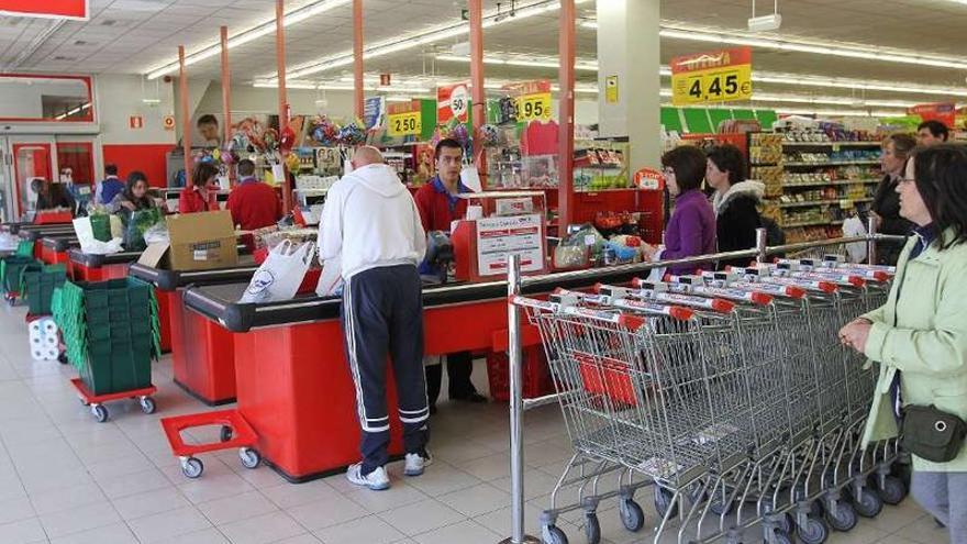 Colas en las cajas en un supermercado gallego.