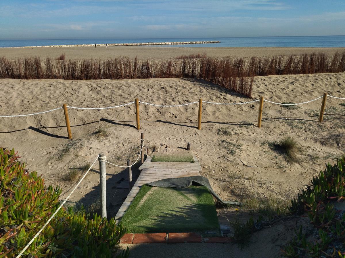 La playa de les Deveses de Dénia, justo al lado de Oliva, regenerada gracias al arrecife artificial, que se observa al fondo.