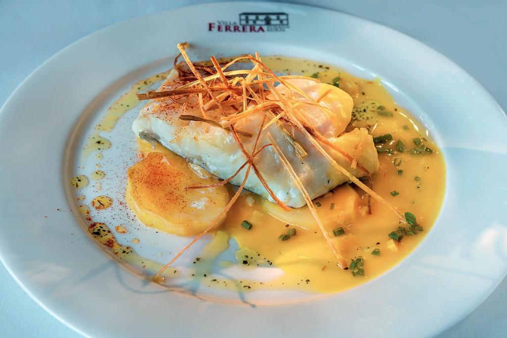 Un exquisito bacalao con patatas cocidas y puerro frito