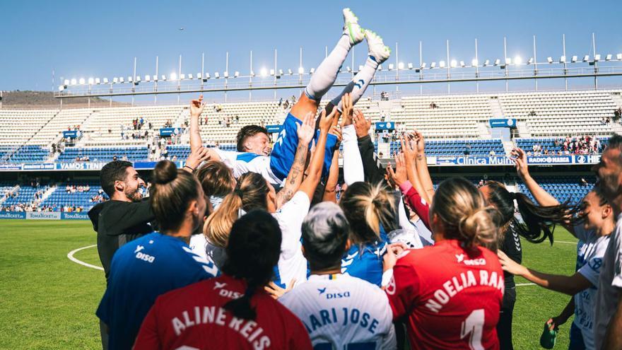Claire Falknor, manteada por sus compañeras después del partido del domingo pasado ante el FC Barcelona. | | E.D.