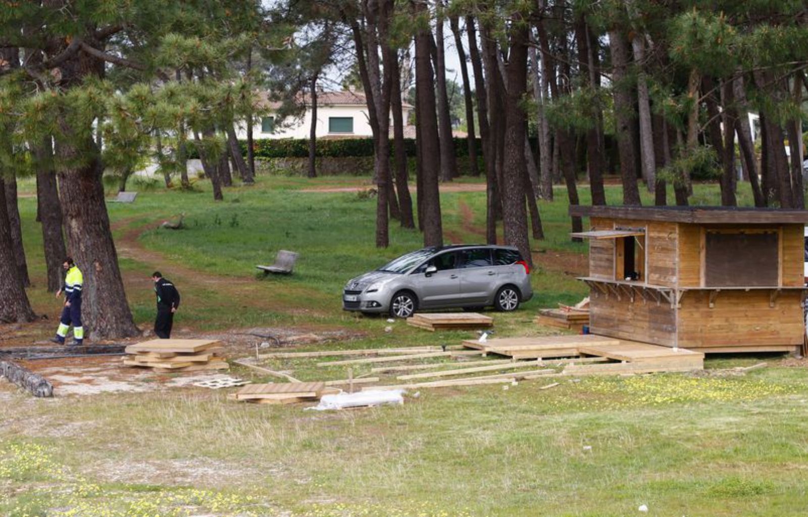 EL REGRESO DE LOS CHIRINGUITOS:  Aún a cuentagotas, pero los chiringuitos de playa empiezan a cobrar protagonismo. Los hay ya operativos y otros en fase de montaje, como sucede con el de A Toxa, en la foto.