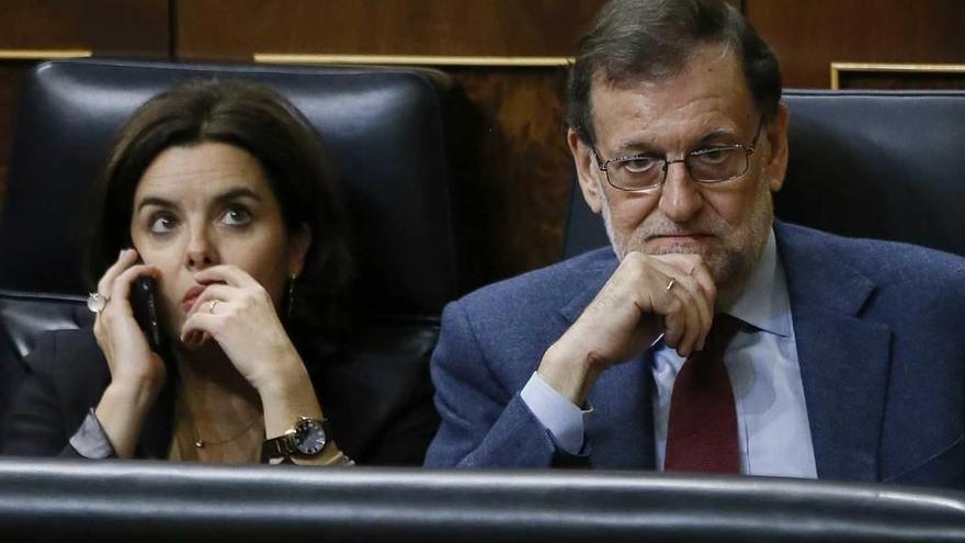 Soraya Sáenz de Santamaría y Mariano Rajoy, ayer, en el Congreso.