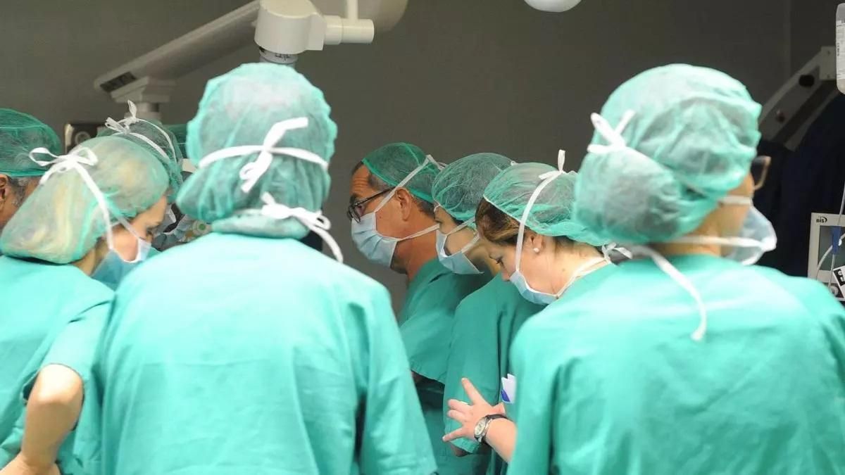 Sanitarios de la Región realizan una intervención en una imagen de archivo