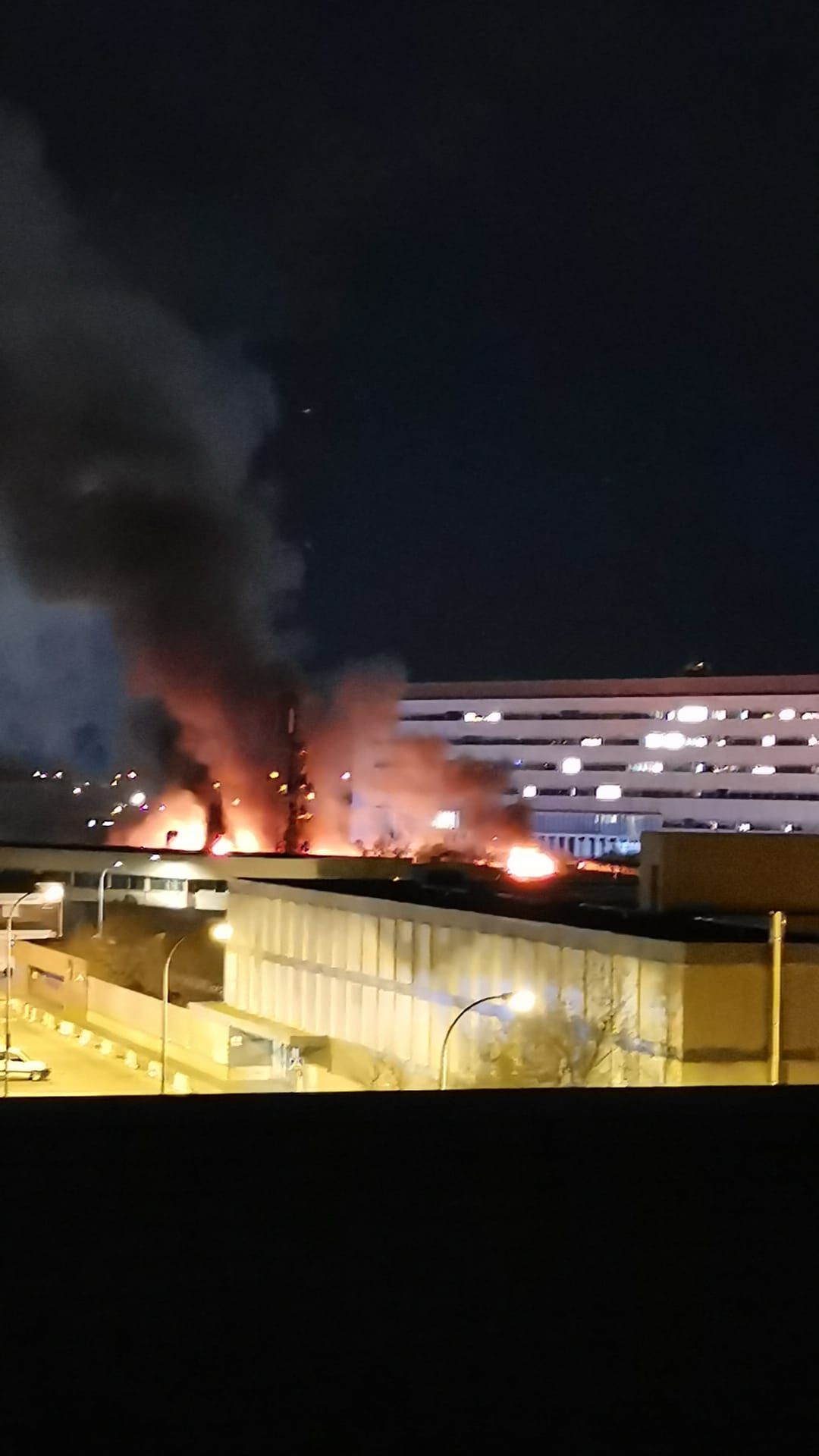 Espectacular Incendi en un concessionari de motos de Girona