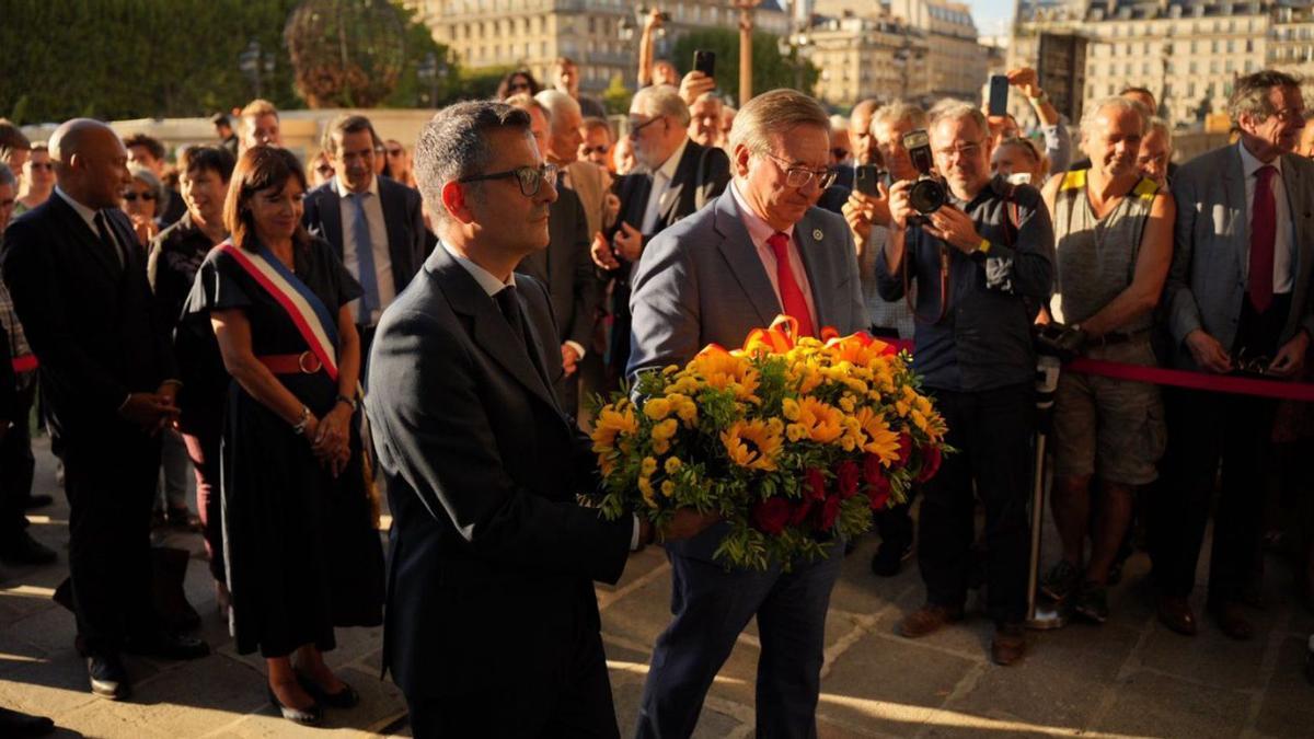 El ministro de Presidencia, Félix Bolaños, deposita flores en el Jardín de los Combatientes de «La Nueve», ante la mirada de la alcaldesa de París, Anne Hidalgo. | Ministerio de Presidencia   