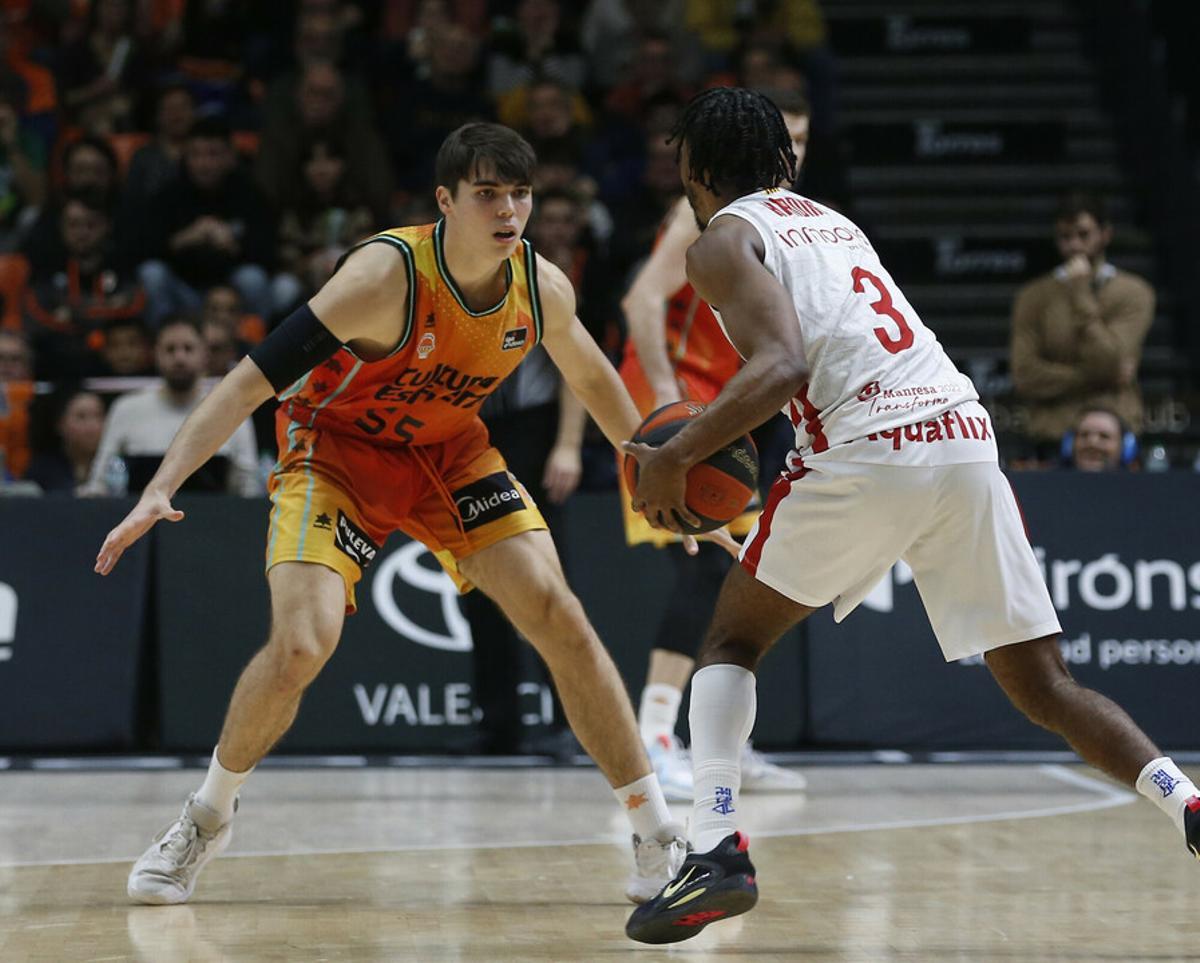 Lucas Marí, en un partido ante el Baxi Manresa con el primer equipo del Valencia Basket.