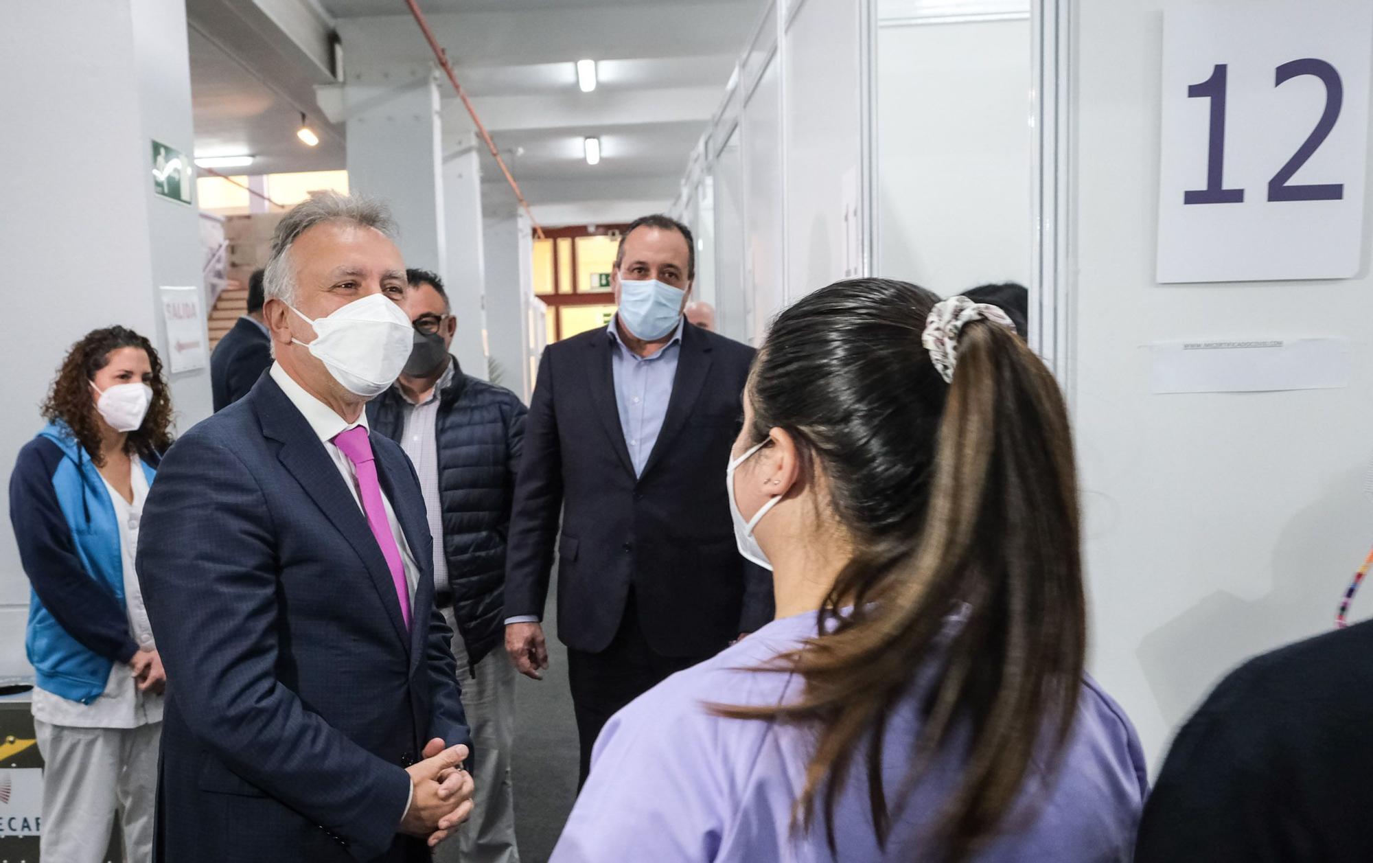 Ángel Víctor Torres y Blas Trujillo visitan el punto de vacunación de Infecar