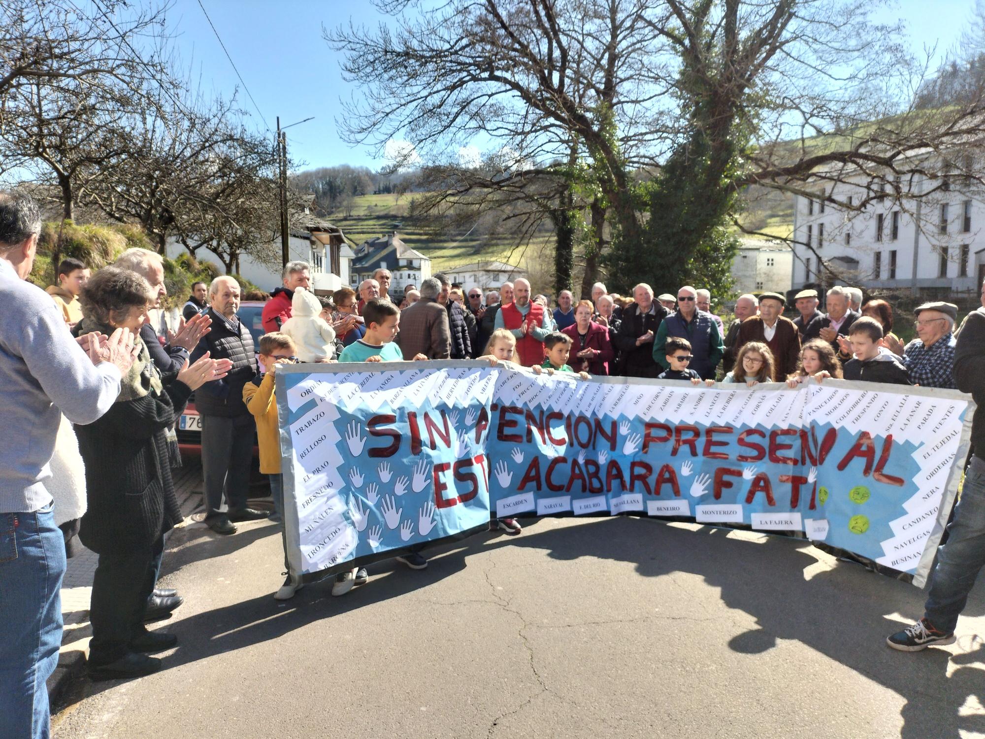 Protesta en Navelgas por la falta de médicos