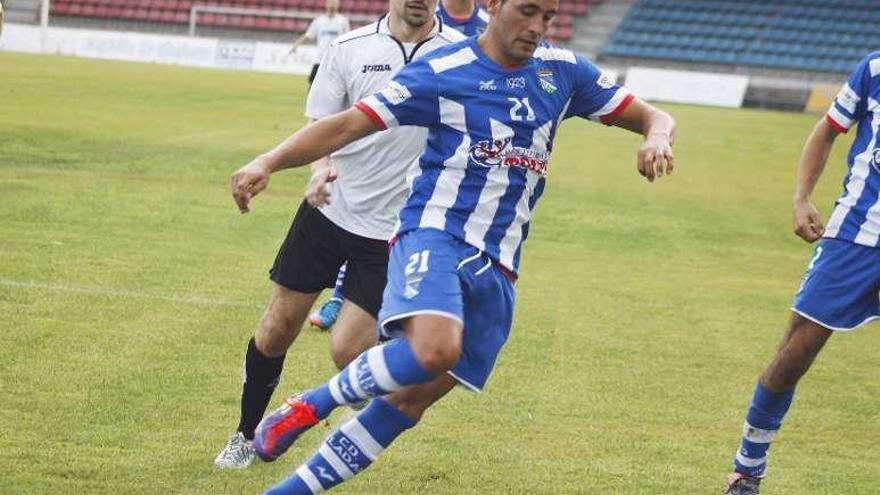 Un lance de un partido del Ourense Club de Fútbol. // Iñaki Osorio