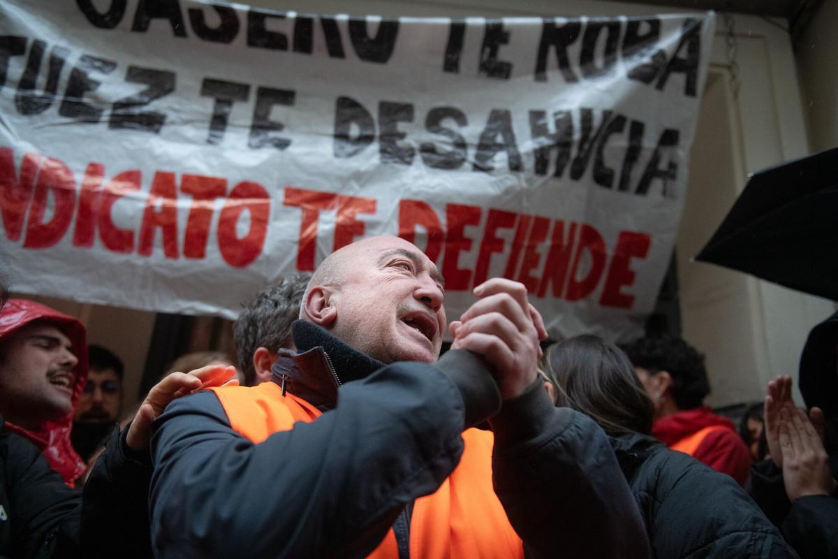 El inquilino, Mariano Ordaz, durante un intento de desahucio en la calle Carnero, a 13 de febrero de 2026, en Madrid.